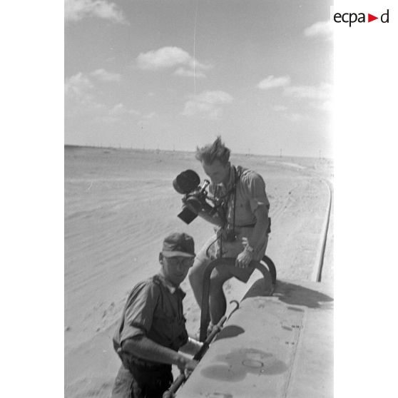 Un caméraman de la Luftwaffe Kriegsberichter Kompanie monte sur une locomotive diesel Henschel.