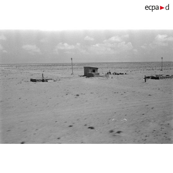 Un check-point italien à proximité d'une voie ferrée.