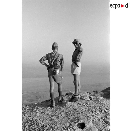 Des militaires allemands et italiens explorent les reliefs italiens.