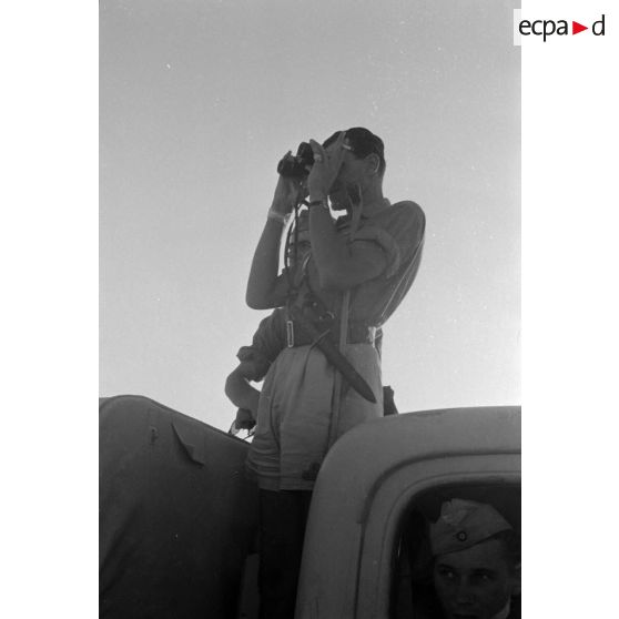 Des militaires allemands et italiens explorent les reliefs italiens.