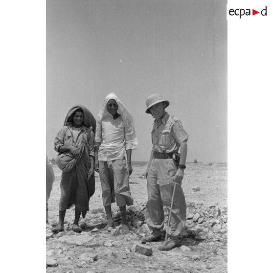 Echanges entre des bédouins et une section de reporters de la Luftwaffe Kriegsberichter Kompanie 7.