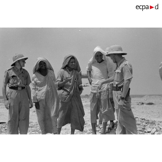 Echanges entre des bédouins et une section de reporters de la Luftwaffe Kriegsberichter Kompanie 7.