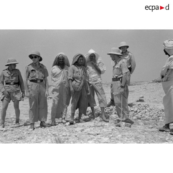 Echanges entre des bédouins et une section de reporters de la Luftwaffe Kriegsberichter Kompanie 7.
