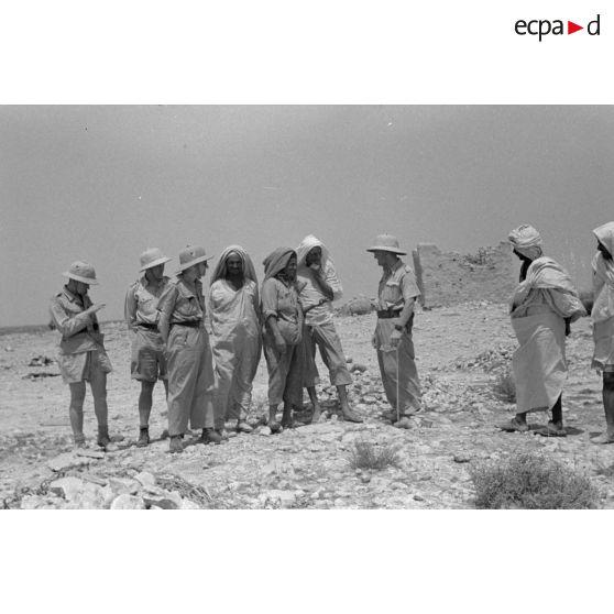 Echanges entre des bédouins et une section de reporters de la Luftwaffe Kriegsberichter Kompanie 7.