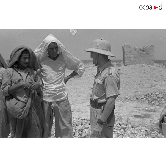 Echanges entre des bédouins et une section de reporters de la Luftwaffe Kriegsberichter Kompanie 7.