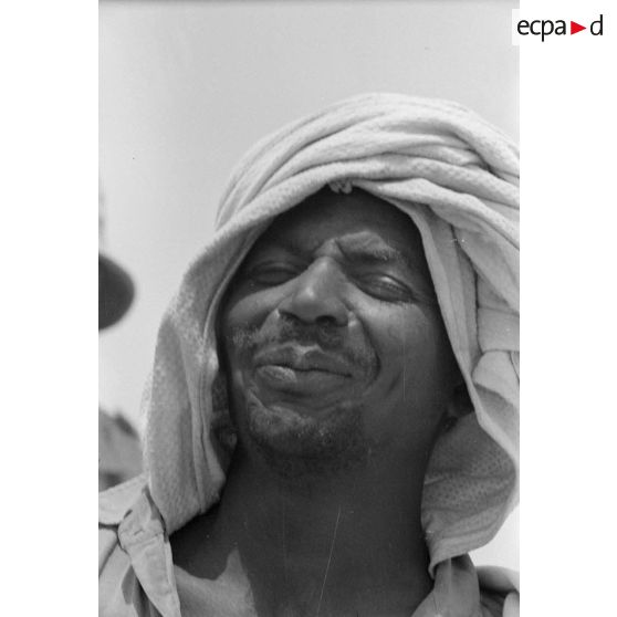 Portrait d'un bédouin dans le désert égyptien.