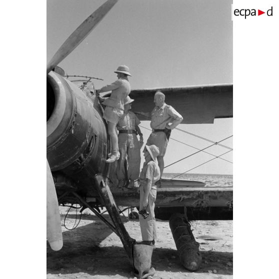 Un avion Fairey Albacore de la Royal Navy dont le numéro de série (serial T9158), on note le début d'une immatriculation "OM" comprenant la cocarde britannique.