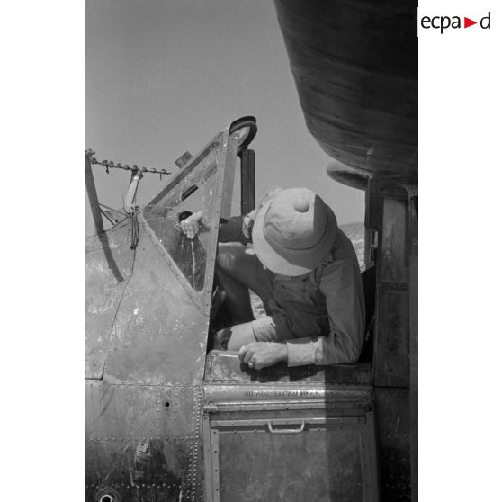 Un avion Fairey Albacore de la Royal Navy dont le numéro de série (serial T9158), on note le début d'une immatriculation "OM" comprenant la cocarde britannique.