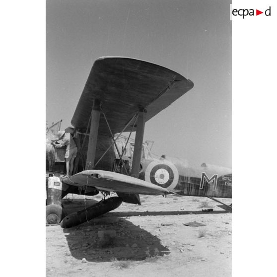 Un avion Fairey Albacore de la Royal Navy dont le numéro de série (serial T9158), on note le début d'une immatriculation "OM" comprenant la cocarde britannique.