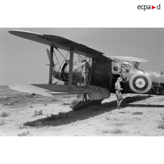 Un avion Fairey Albacore de la Royal Navy dont le numéro de série (serial T9158), on note le début d'une immatriculation "OM" comprenant la cocarde britannique.