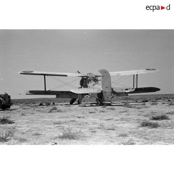 Un avion Fairey Albacore de la Royal Navy dont le numéro de série (serial T9158), on note le début d'une immatriculation "OM" comprenant la cocarde britannique.