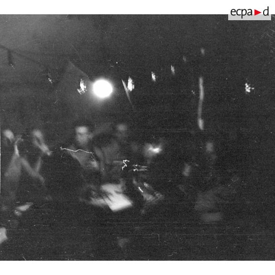 Repas arrosé d'aviateurs de la Luftwaffe à l'intérieur d'une tente.