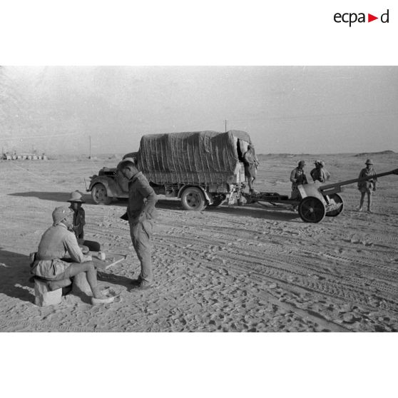 Contrôles routiers de la Feldgendarmerie dans le secteur d'El Alamein.