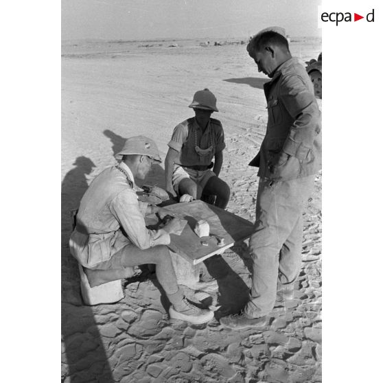 Contrôles routiers de la Feldgendarmerie dans le secteur d'El Alamein.