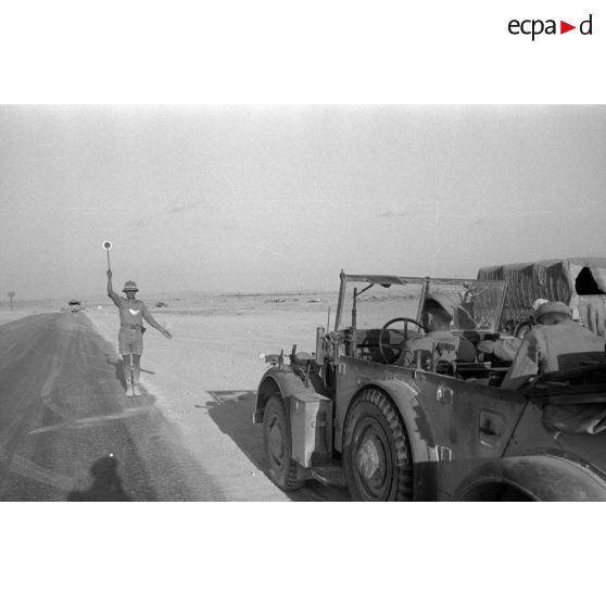 Contrôles routiers de la Feldgendarmerie dans le secteur d'El Alamein.