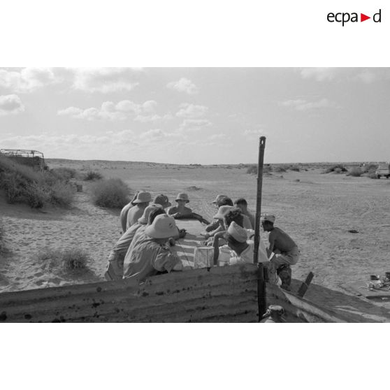 Sur le front de El Quassaba, formation sur le terrain de chauffeurs.