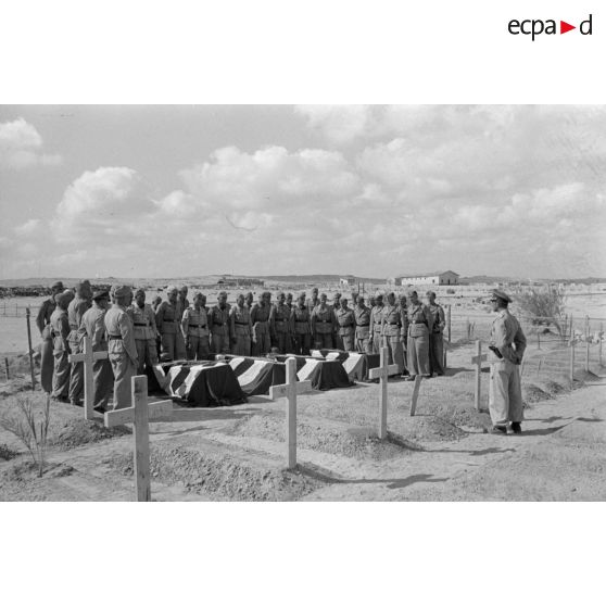 A El Quassaba (Quasaba), les obsèques deux équipages de Stuka (selon la légende d'origine).