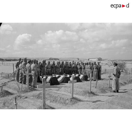 A El Quassaba (Quasaba), les obsèques deux équipages de Stuka (selon la légende d'origine).