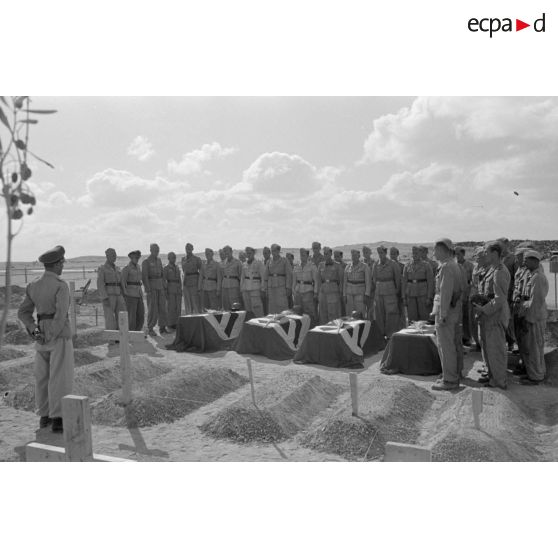 A El Quassaba (Quasaba), les obsèques deux équipages de Stuka (selon la légende d'origine).