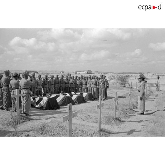 A El Quassaba (Quasaba), les obsèques deux équipages de Stuka (selon la légende d'origine).