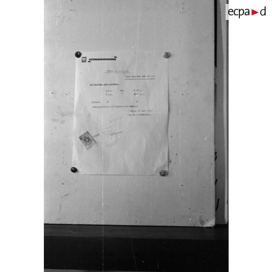 Document photographié au sein de l'imprimerie (image floue).