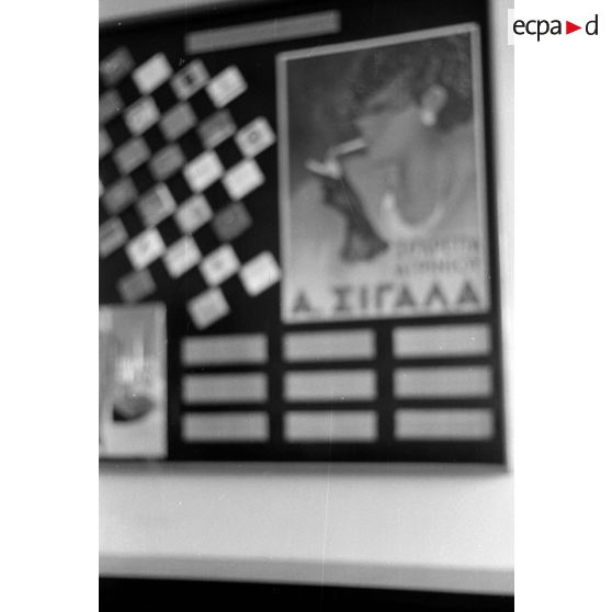 Présentation des produits réalisés au sein de l'imprimerie (carte à jouer, allumette).