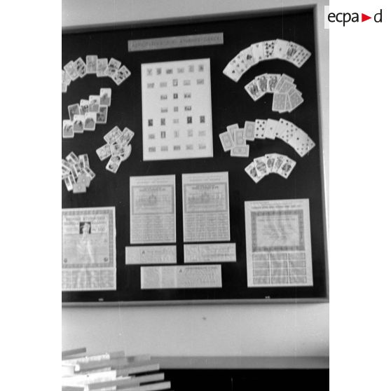 Présentation des produits réalisés au sein de l'imprimerie (carte à jouer, allumette).