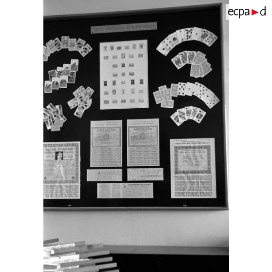 Présentation des produits réalisés au sein de l'imprimerie (carte à jouer, allumette).