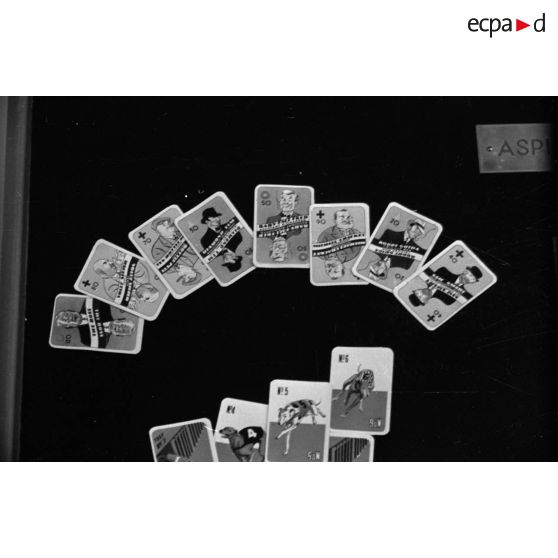 Présentation des produits réalisés au sein de l'imprimerie (carte à jouer, allumette).