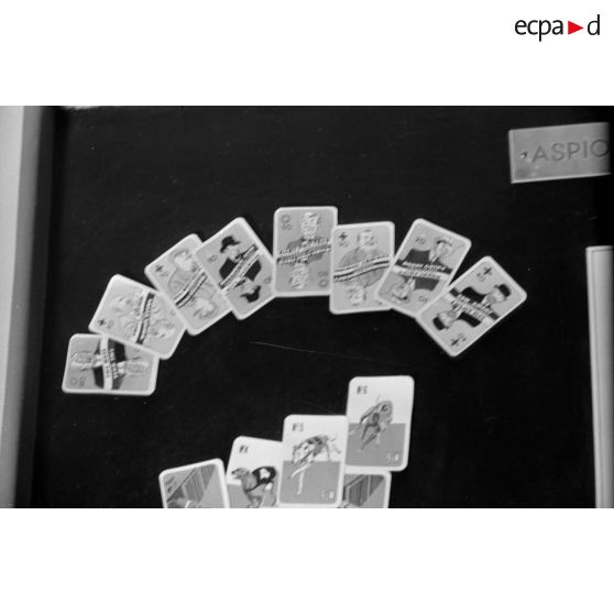 Présentation des produits réalisés au sein de l'imprimerie (carte à jouer, allumette).