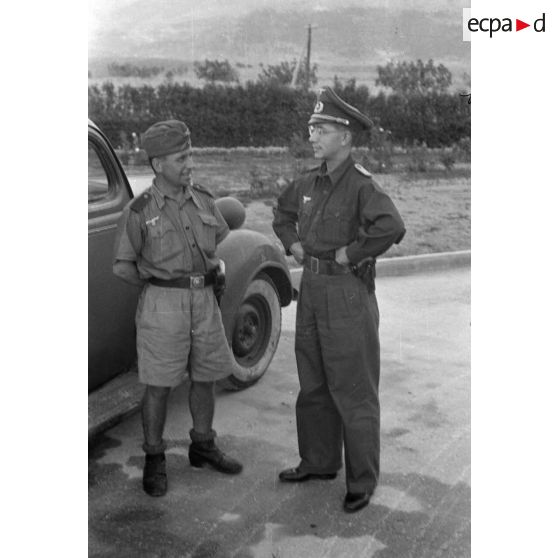 Présence du Sonderführer (Sdf.Z) Willimczik de la Propagande Staffel d'Athènes.