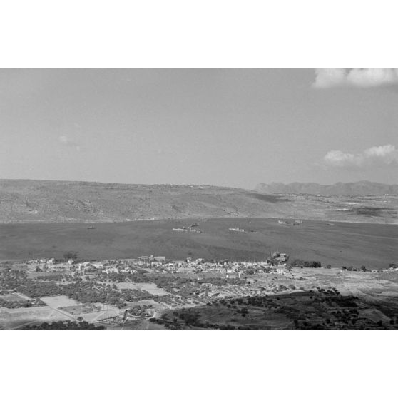 En Crète, la baie de la Sude (Souda) et le point de vue sur le port.