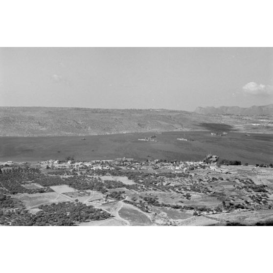 En Crète, la baie de la Sude (Souda) et le point de vue sur le port.