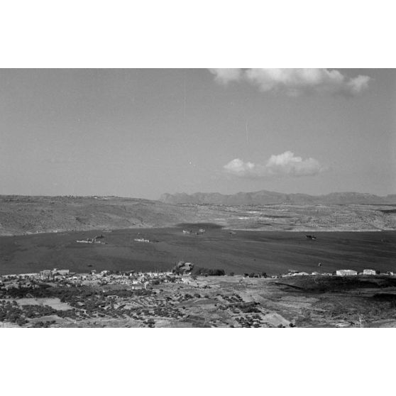 En Crète, la baie de la Sude (Souda) et le point de vue sur le port.