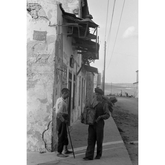 En Crète, les villages dans le secteur de la Sude (Souda) où les habitants vivent du poisson. [légende d'origine]