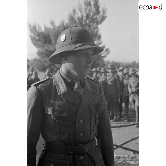 Un mariage par procuration d'une unité de l'armée de terre allemande installée dans le sud de la Grèce.