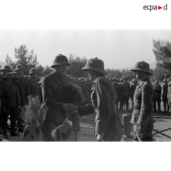 Un mariage par procuration d'une unité de l'armée de terre allemande installée dans le sud de la Grèce.