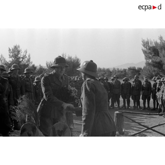 Un mariage par procuration d'une unité de l'armée de terre allemande installée dans le sud de la Grèce.