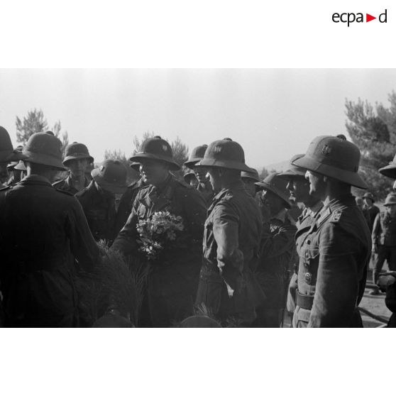 Un mariage par procuration d'une unité de l'armée de terre allemande installée dans le sud de la Grèce.