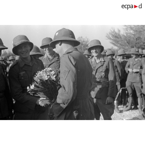 Un mariage par procuration d'une unité de l'armée de terre allemande installée dans le sud de la Grèce.