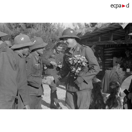 Un mariage par procuration d'une unité de l'armée de terre allemande installée dans le sud de la Grèce.