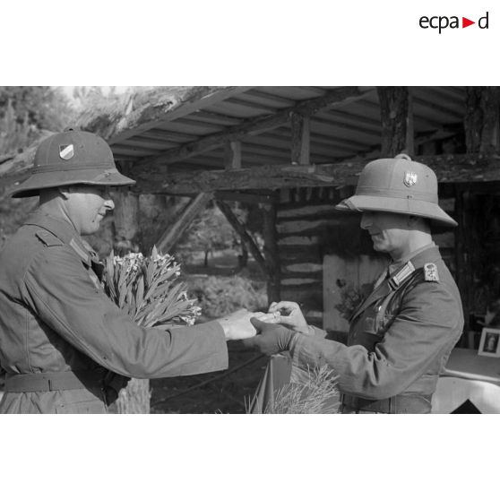 Un mariage par procuration d'une unité de l'armée de terre allemande installée dans le sud de la Grèce.