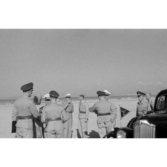 Arrivée du général Kurt von Waldau sur le terrain de Kalamaki (Grèce).