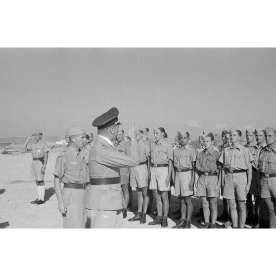 Arrivée du général Kurt von Waldau sur le terrain de Kalamaki (Grèce).