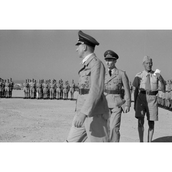 Arrivée du général Kurt von Waldau sur le terrain de Kalamaki (Grèce).