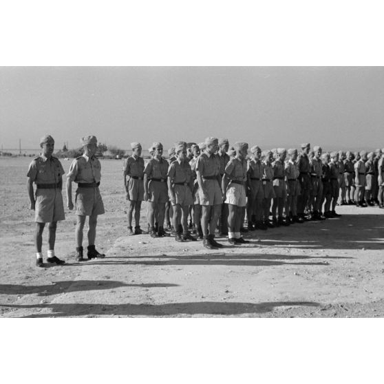 Arrivée du général Kurt von Waldau sur le terrain de Kalamaki (Grèce).