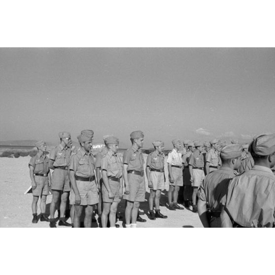 Arrivée du général Kurt von Waldau sur le terrain de Kalamaki (Grèce).