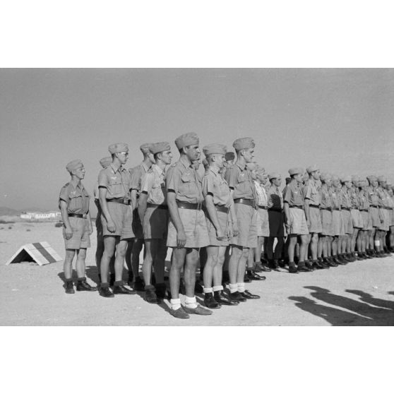 Arrivée du général Kurt von Waldau sur le terrain de Kalamaki (Grèce).
