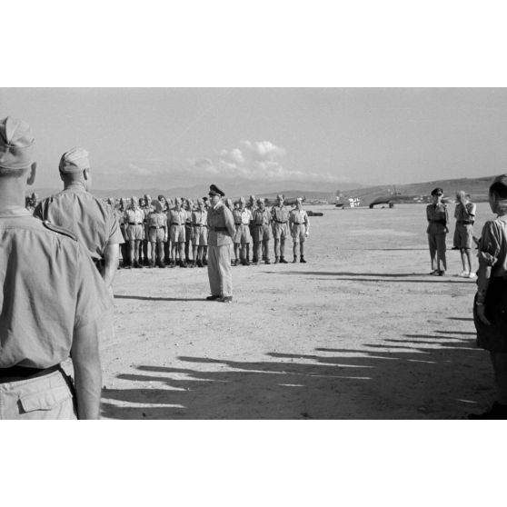 Arrivée du général Kurt von Waldau sur le terrain de Kalamaki (Grèce).