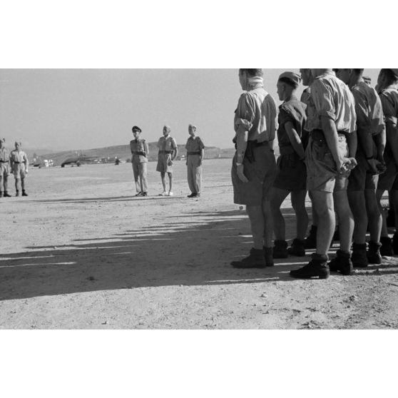 Arrivée du général Kurt von Waldau sur le terrain de Kalamaki (Grèce).